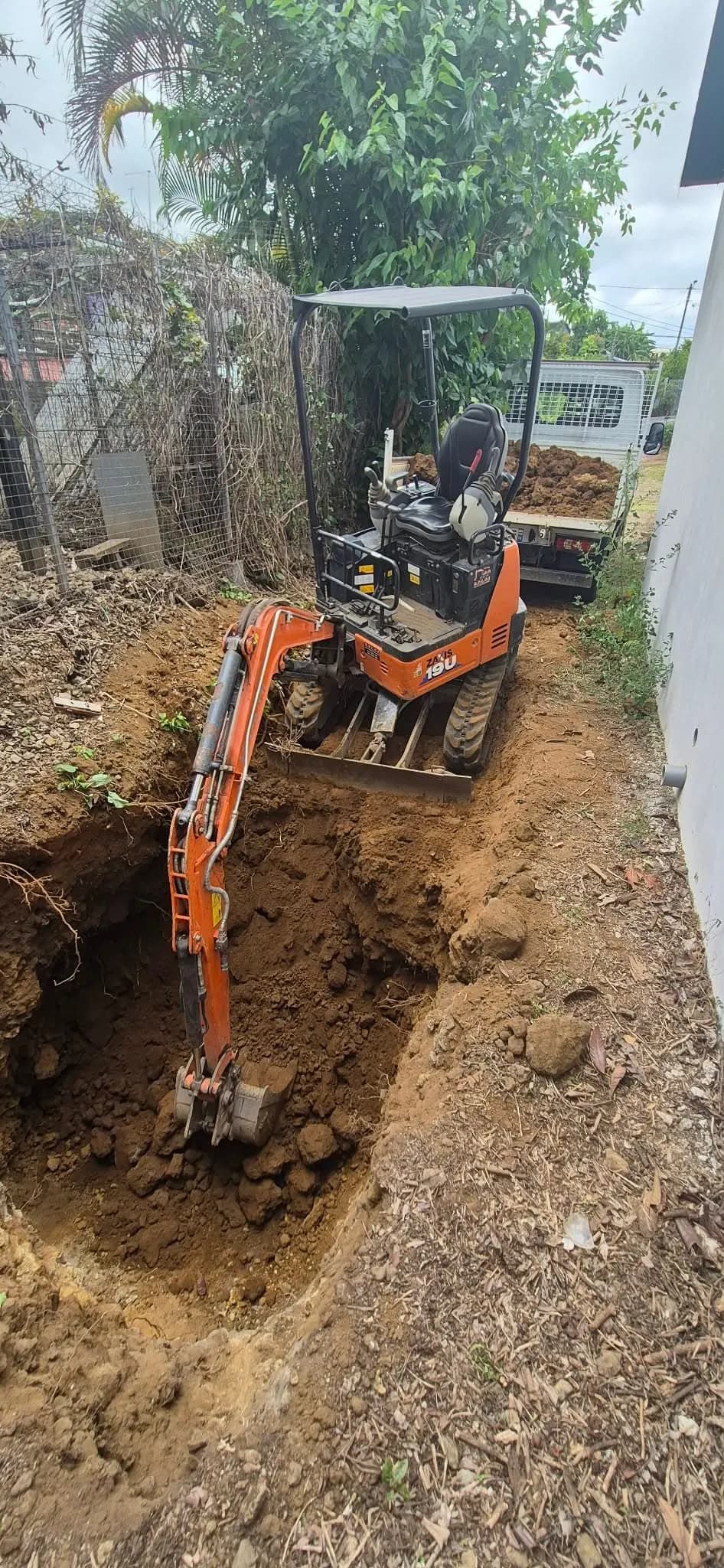Minipelle Tractoplaine creusant une fouille de piscine