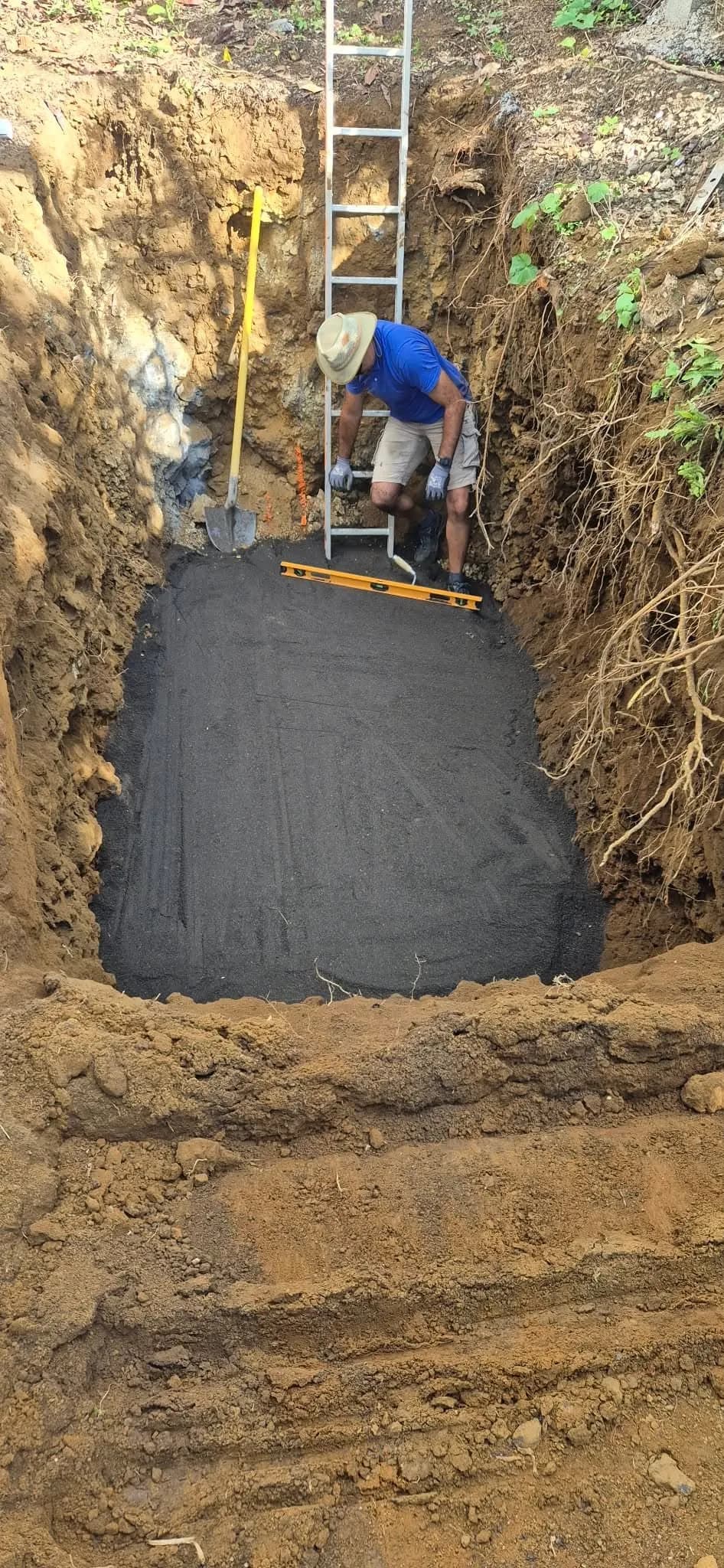 Travaux de nivellement sur chantier au Tampon